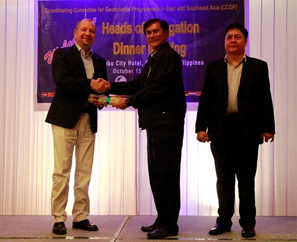 "Heads of Delegation"- Empfang mit BGR-Präsident Prof. Dr. Ralph Watzl,  Hon. Roy A. Cimatu, Secretary, Department of Environment and Natural Resources, Philippines, Wilfre do G. Moncano, Director, Mines and Geosciences Bureau, Philippines (vlnr.)