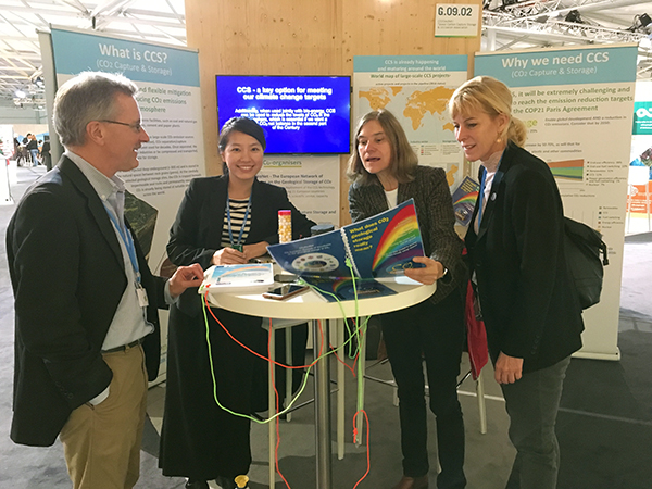 BGR-Mitarbeiterin Dr. Gabriela von Goerne (zweite von rechts) informiert Teilnehmer der 23. Internationalen Klimakonferenz der Vereinten Nationen in Bonn am CO2GeoNet -Stand über die Aufgaben der „Observer Organisation“.