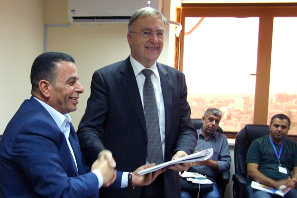 Offizielle Präsentation des Wasserressourcenjahrbuchs („Water Year Book“) durch den Staatssekretär MWI Eng. Ali Subah und den stellvertretenden Abteilungsleiter B4 der BGR Dr. Christian Bönnemann