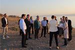 BGR-Projektleiterin Rebecca Bahls und die Unterstaatssekretärin des Labors der jordanischen Wasserbehörde erläutern den Teilnehmerinnen und Teilnehmern der Abgeordneten-Delegation am Toten Meer die aktuelle Grundwassersituation in Jordanien.