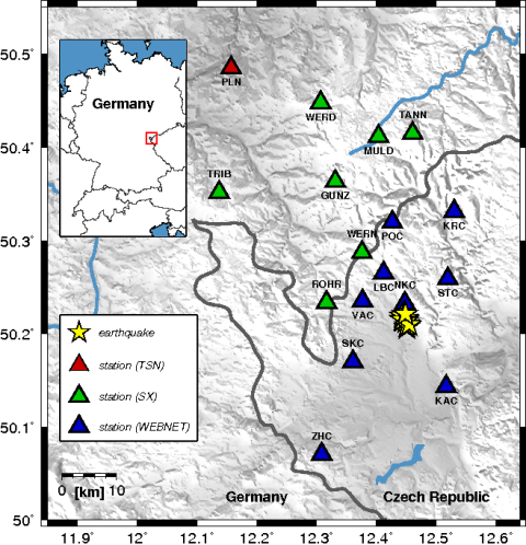 Karte des Untersuchungsgebietes in Westböhmen, Tschechische Republik. Farbige Dreiecke markieren seismische Messstationen verschiedener Netzwerke (TSN, SX, WEBNET). Die Epizentren der analysierten Schwarmerdbeben sind durch gelbe Sterne gekennzeichnet