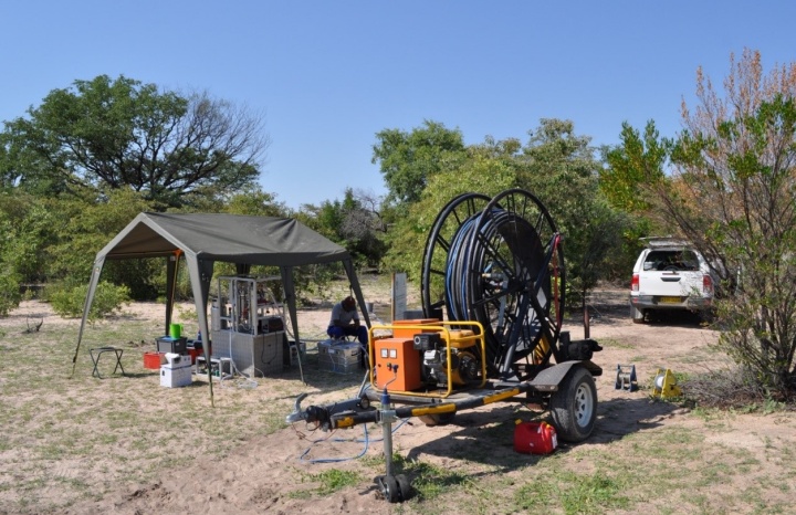 Grundwasserprobenahme aus Tiefbrunnen des Ohangwena-2 (KOH-2)-Aquifers im Cuvelai-Etosha-Becken im Norden Namibias