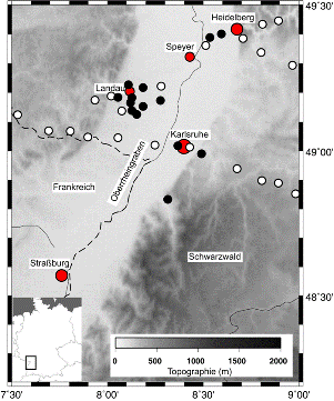 Schwarze Kreise: zur Zeit aktive seismologische Messstationen, weiße Kreise: frühere seismologische Messstationen im Untersuchungsgebiet. 