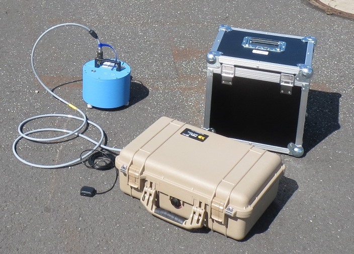 Seismische Messstation im Test: im beigen Case befinden sich die Datenlogger und Stromversorgung, der Sensor in blau (Seismometer Lennartz 3D-5s) misst die Bodenschwingungen. Links neben dem Case ist die GPS-Antenne in schwarz zu erkennen.