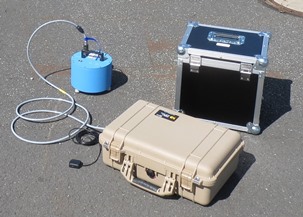 Seismische Messstation im Test: im beigen Case befinden sich die Datenlogger und Stromversorgung, der Sensor in blau (Seismometer Lennartz 3D-5s) misst die Bodenschwingungen. Links neben dem Case ist die GPS-Antenne in schwarz zu erkennen.