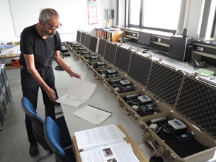 Die Messanlage, die aus 10 einzelnen Stationen besteht, wurde von der Fa. Omnirecs, Potsdam, entworfen. Sie basiert auf dem Datenlogger Data Cube, der am Geoforschungszentrum Potsdam GFZ entwickelt wurde und von Fa. Omnirecs vertrieben wird Die Messanlage, die aus 10 einzelnen Stationen besteht, wurde von der Fa. Omnirecs, Potsdam, entworfen. Sie basiert auf dem Datenlogger Data Cube, der am Geoforschungszentrum Potsdam GFZ entwickelt wurde und von Fa. Omnirecs vertrieben wird